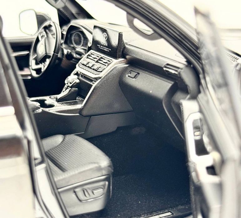 Продам коллекционную модель LC300 1:18