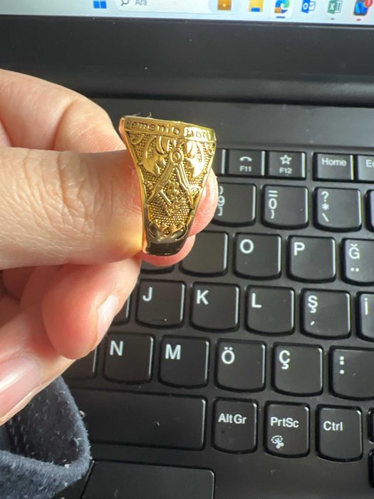 Pierścień sygnet iluminati.