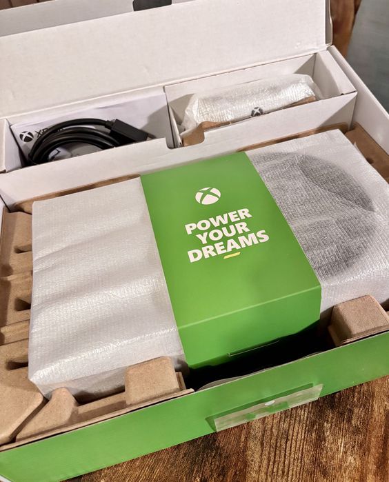 Xbox Series S pad, pudełko, kable