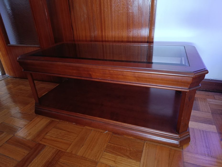Mesa de centro em madeira maciça, tampo de vidro
