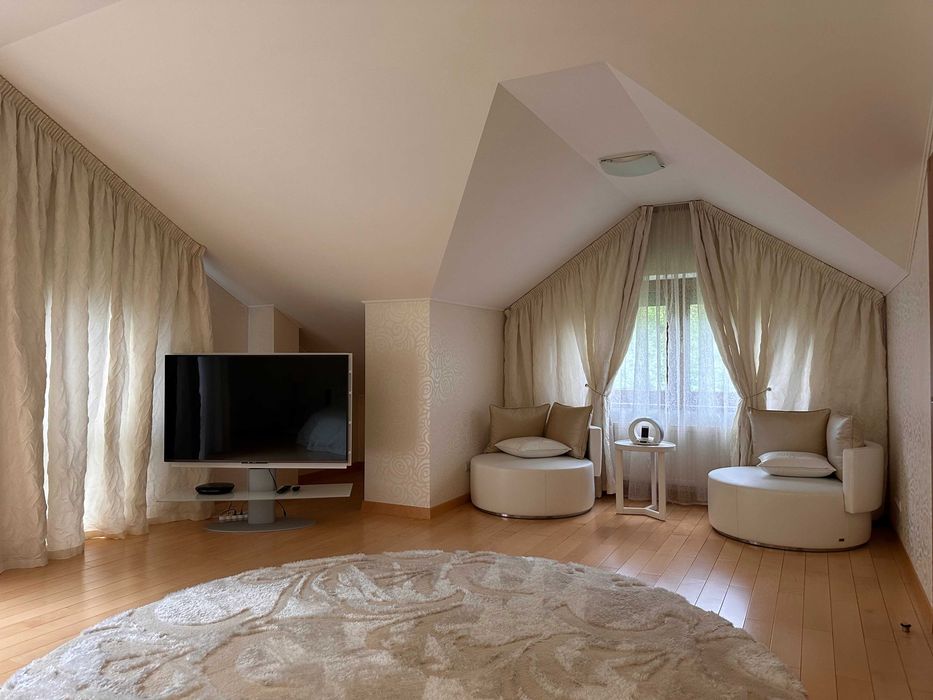 Містечко біля лісу, 45 соток, будинок 600 м2, Стоянка