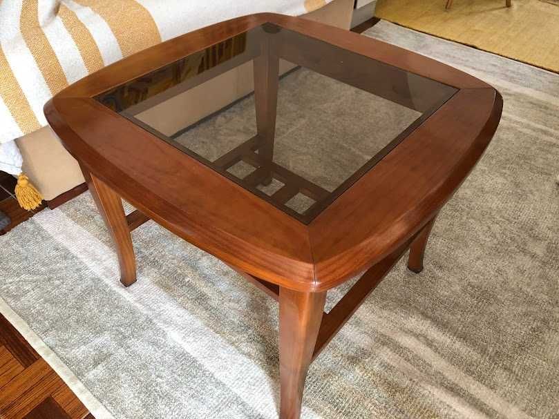 Mesa de madeira (cor mel) e vidro de dimensões: 66 cm x 66 cm