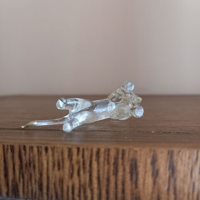 Szklana mini figurka LEW, praca ręczna.