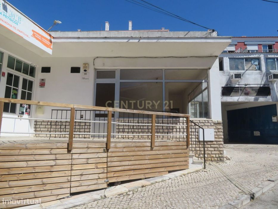 Arrenda-se loja com 48 m2 na Cruz de Pau, Amora.