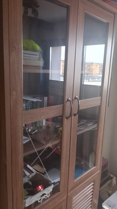 Wysoka komoda ze szkłem