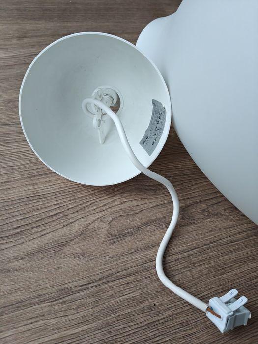 Biała lampa IKEA