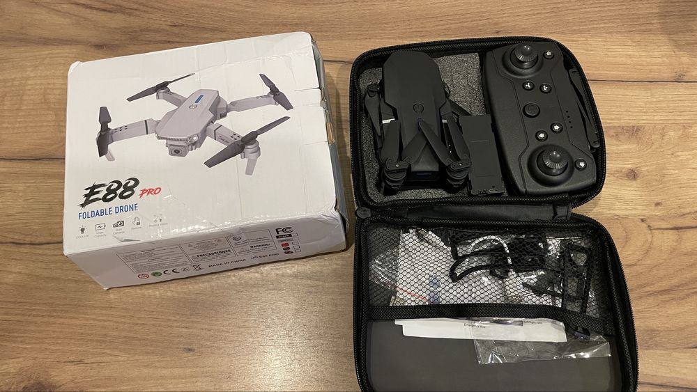 Dron E88 zestaw z dodatkową baterią