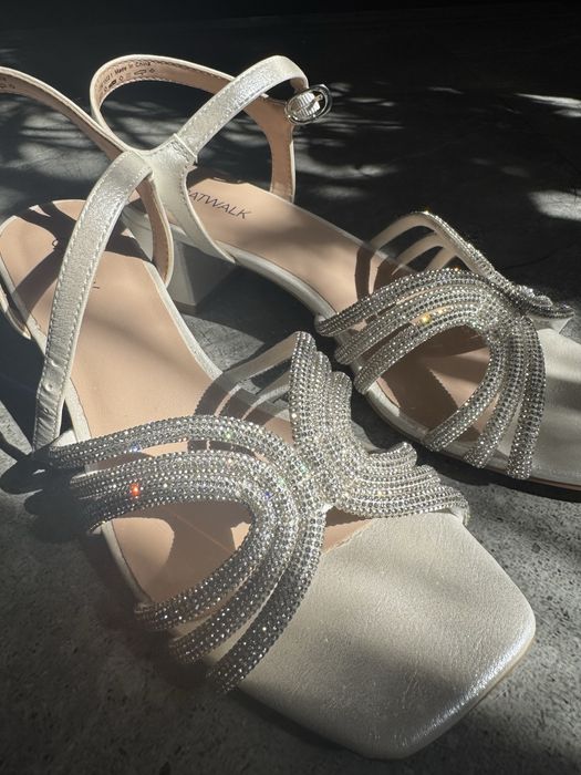 Bialo srebrne blyszczace buty slubne