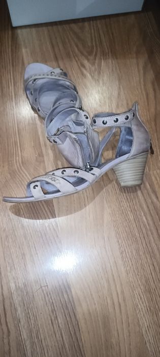 Продам женские босоножки