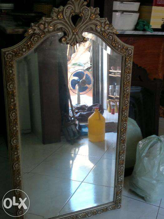 Espelho em castanho maciço lacado e dourado