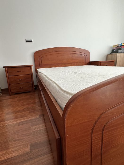 Cama com colchão para quarto