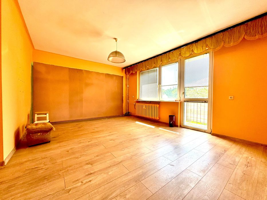1 piętro, 2 pokoje, balkon - do remontu.