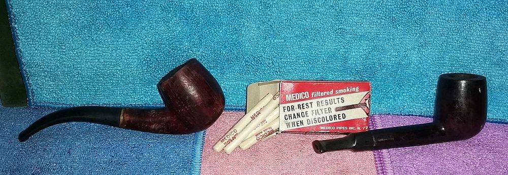 2 Cachimbos antigos e uma caixa com filtros