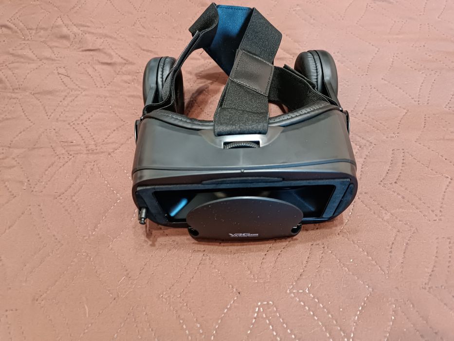 VR окуляри VRG під смартфон.