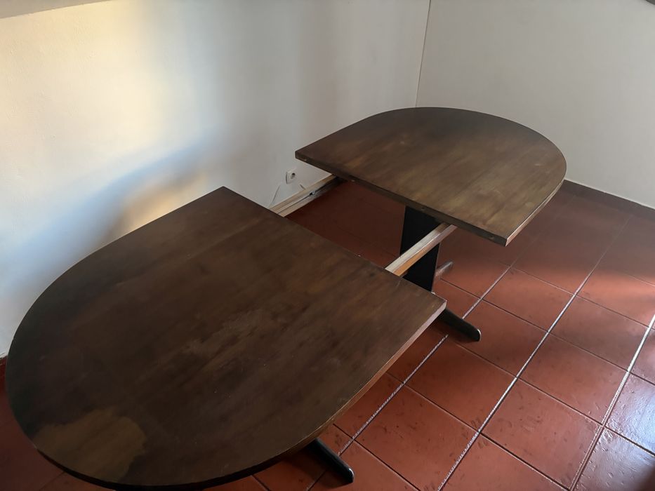 Mesa de jantar de madeira com 6 cadeiras