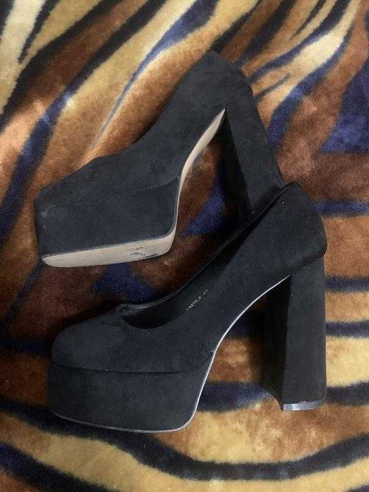 Замшеві туфлі на високій платформі р.37 Взуті один раз на випуск.