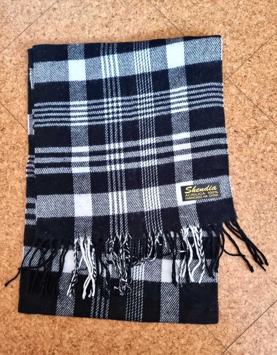 Cachecol preto e branco com franjas Shendia - nunca usado