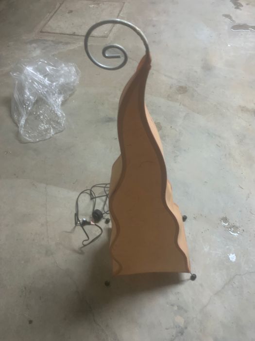 1 cadeiro de pé+ 2 suporte para CD