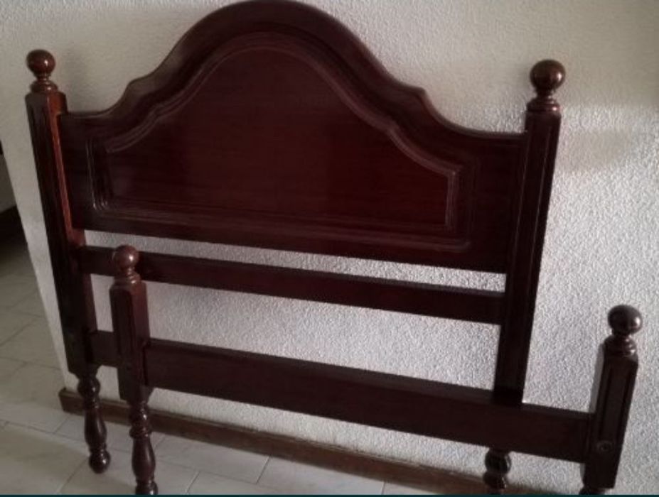 Quarto de solteiro em Mogno