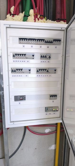 Serviços de eletricidade e canalização