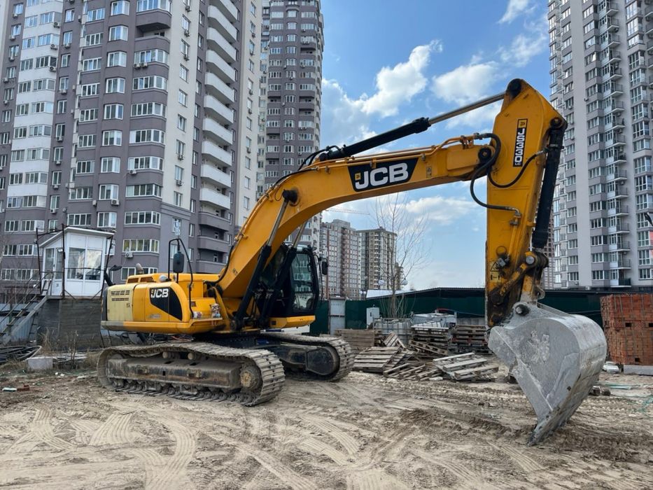 Продам гусеничний екскаватор JCB JS330 LC