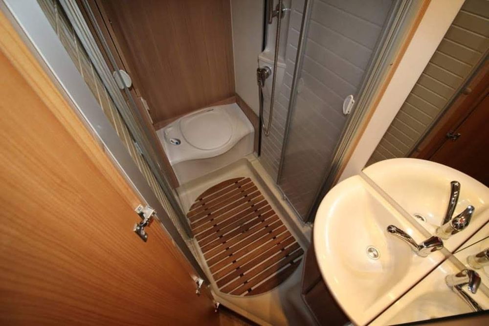 BURSTNER ixeo  695 cama fixa e cama basculante