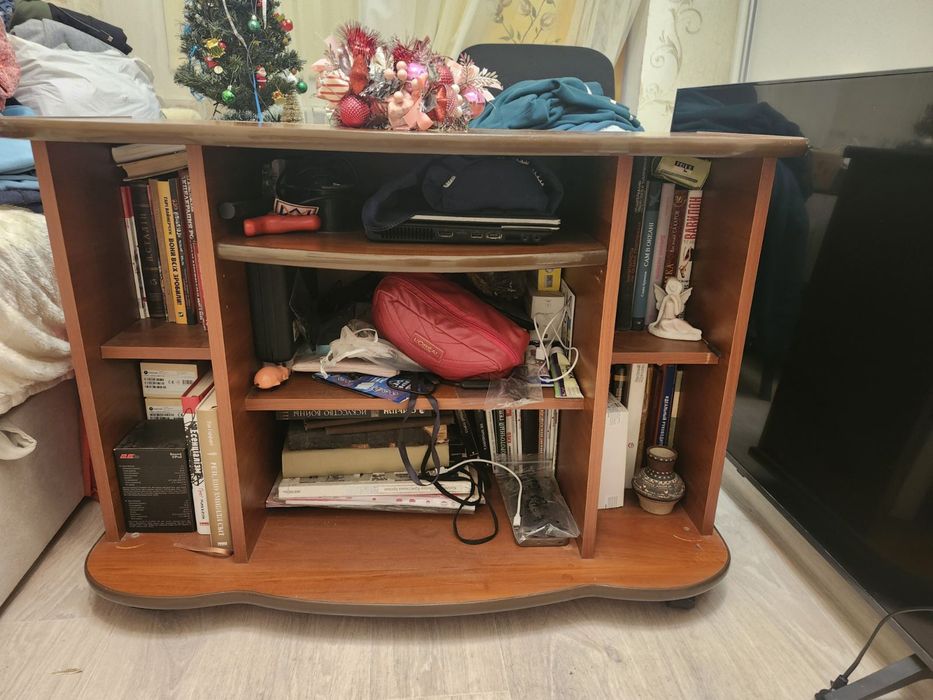 Тумба під телевізор на колесиках