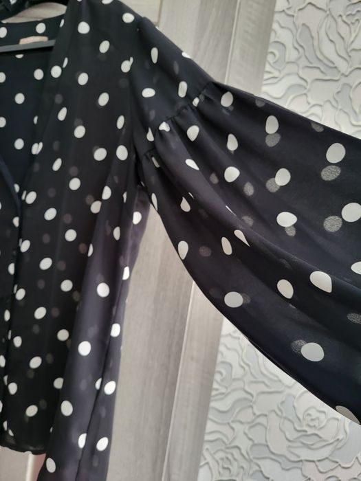 Чудова блуза,легка тканина у горошок. Ідеальний стан,б/у.Ціна-350 гр.