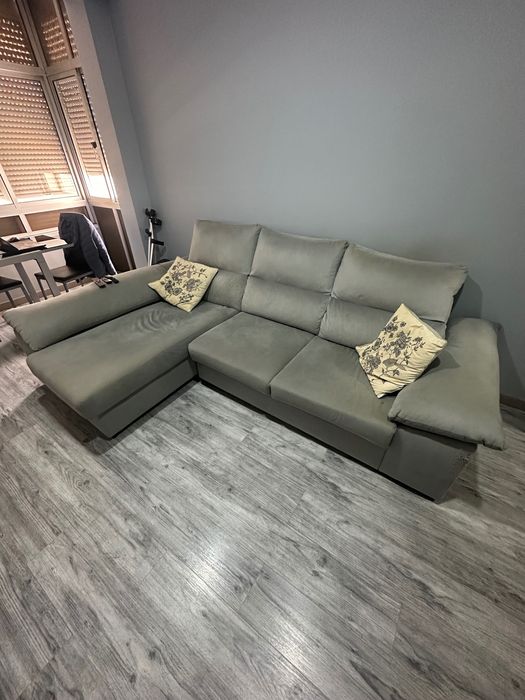 Sofá de 3lugares com chaise longue. Algumas marcas de uso de gato.