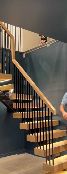 Schody do domu na konstrukcji stalowej