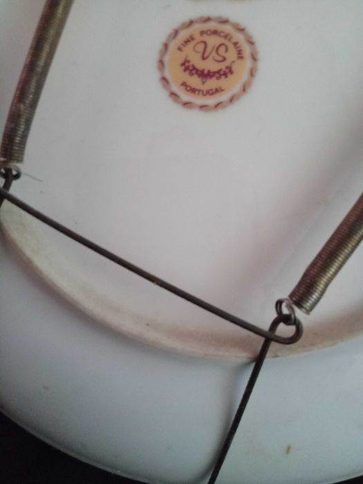 Prato decorativo em porcelana fina "VS" retratando dia de caça