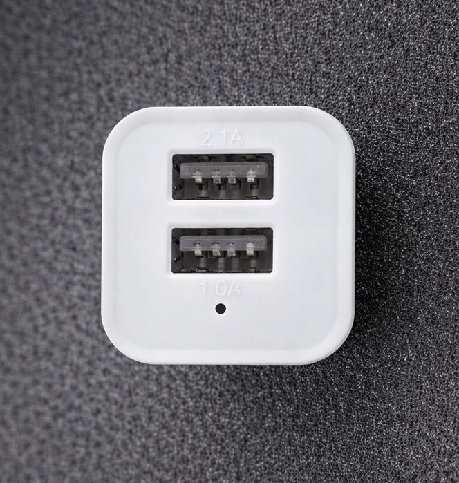 Автомобільний зарядний пристрій