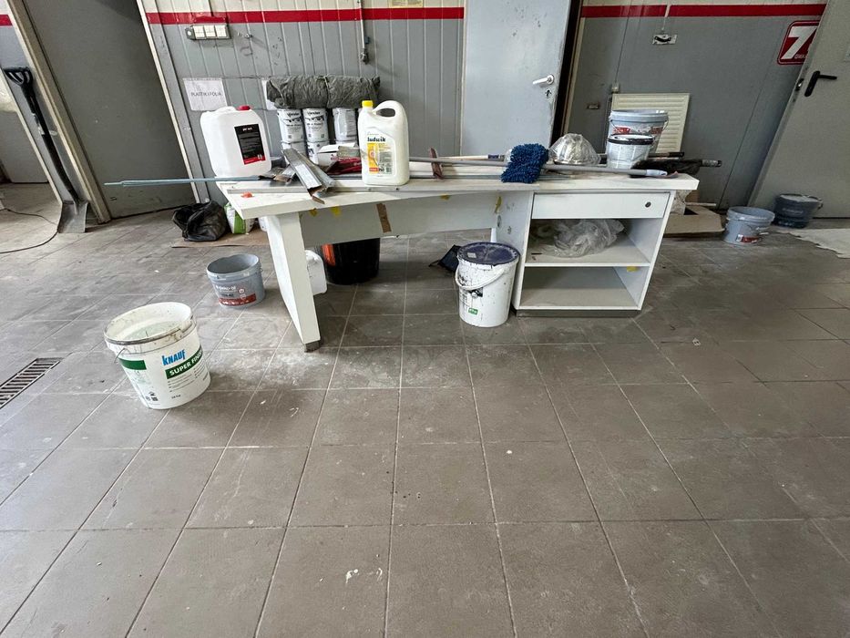 Meble z salonu samochodowego do oddania