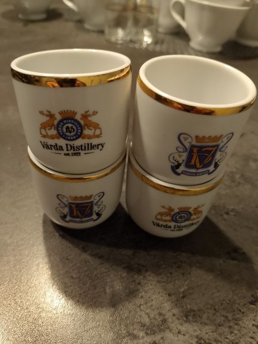 Zestaw porcelanowych kieliszków do rakiji
