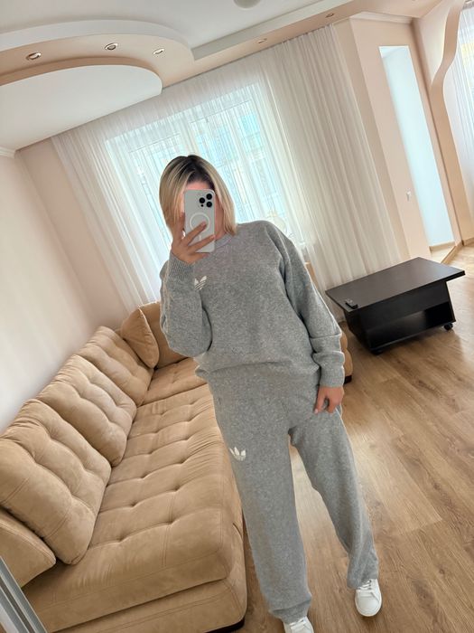 Спортивна кофтина adidas