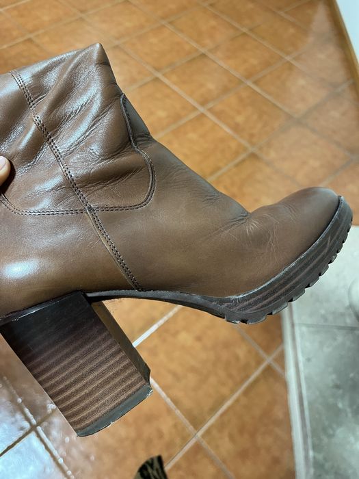 Botas em pele castanho