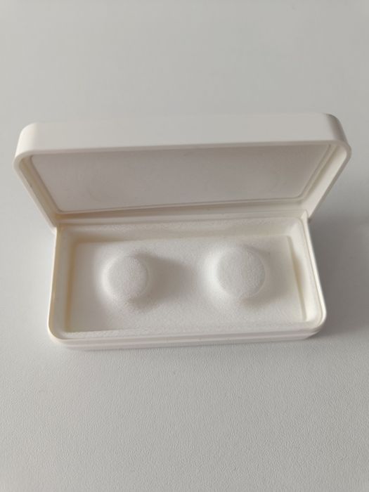 Białe pudełko na obrączki ze  zdobieniem, ślubne