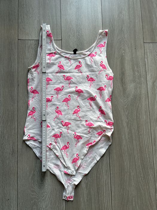 Białe body w flamingi Sinsay