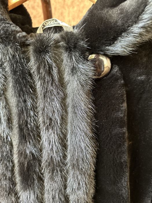 Жіноча шуба з мутону, встаки з песця