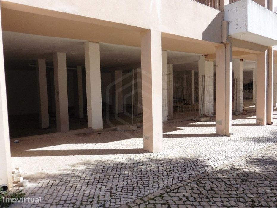 Loja em sub-cave, centro de Pechão, Algarve