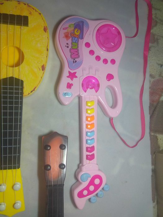 Гітари струнні та клавішні