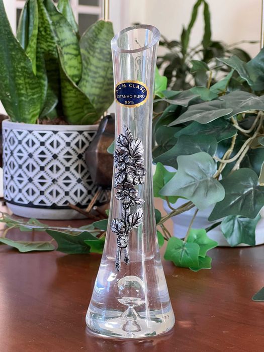 Jarra com flores em estanho