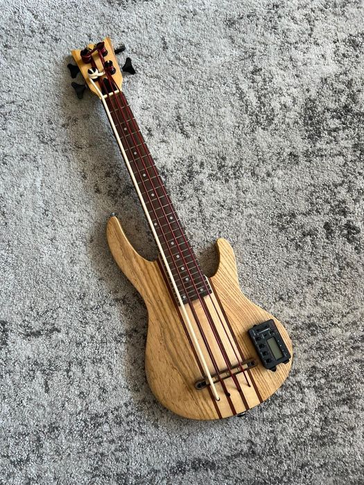 Mahalo Solid Ukulele Elektryczne Basowe z przetwornikiem i futerałem