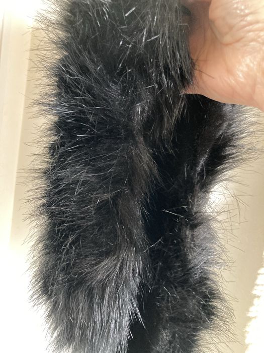 Gola sintética, em pelo de cor preto