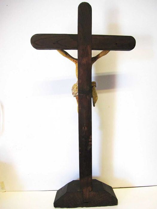 antigo crucifixo em pau santo com Cristo policromado-Sec. XIX - XX
