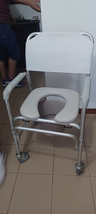 Cadeira Sanitária e de Banho com Rodas e Balde - Bom Estado