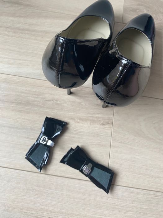 Ryłko lakierowane szpilki na koturnie 37,5