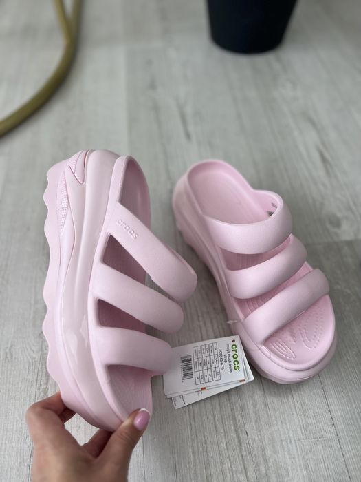 Жіночі шльопанці Crocs Mega Crush Triple Strap W10