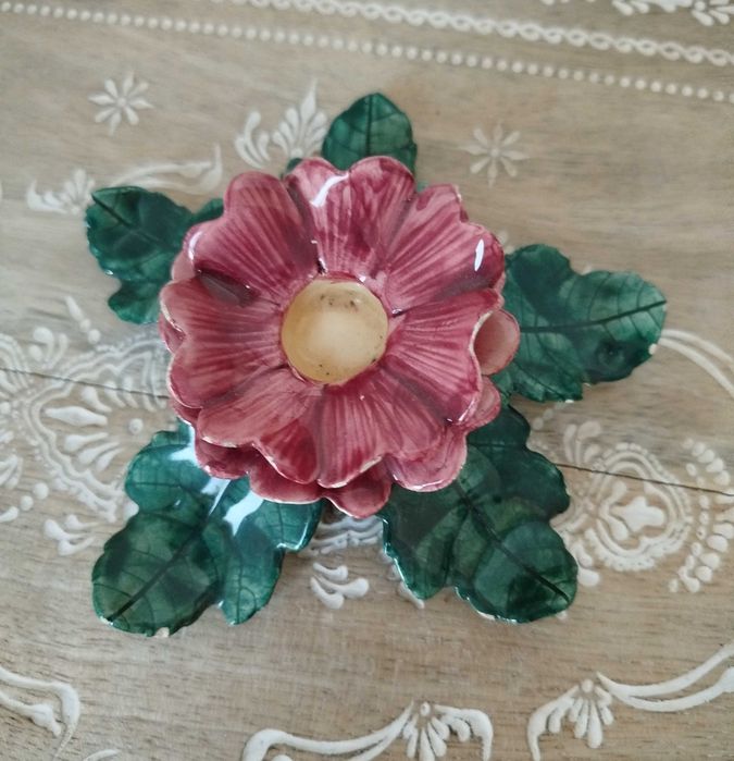 Linda Peça Decorativa em faiança vidrada