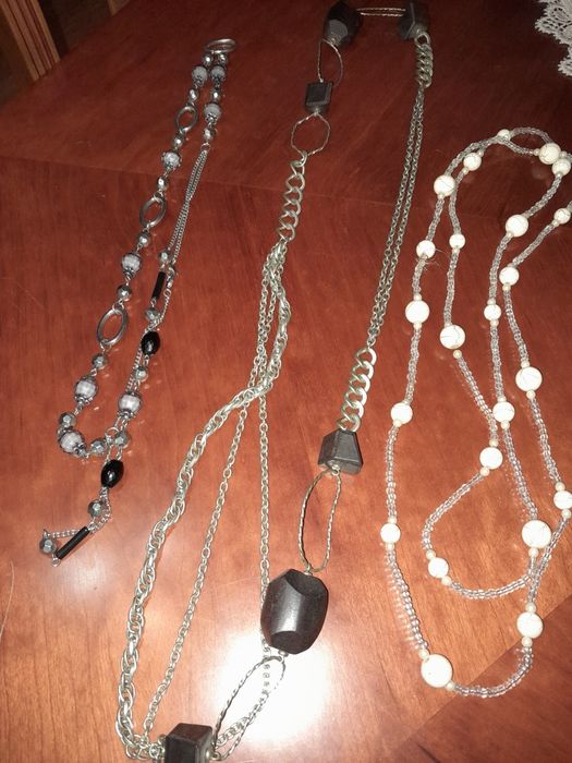 Vários fios e colares.